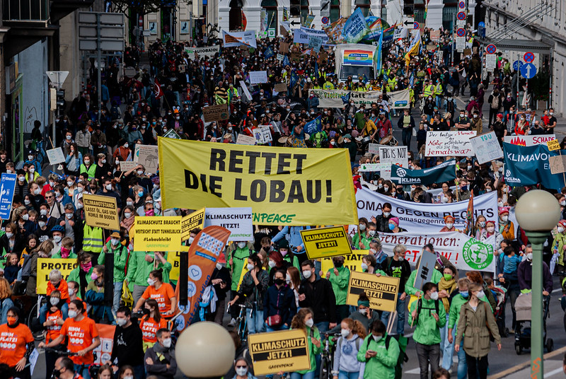 Eine riesige Menschenmasse, die Schilder und Banner hochhält